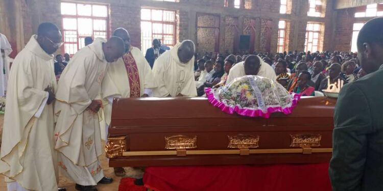 Hundreds Gather to Celebrate Life of Renowned Educationist