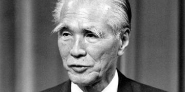 Japan’s Ex-Premiere Dies at 101